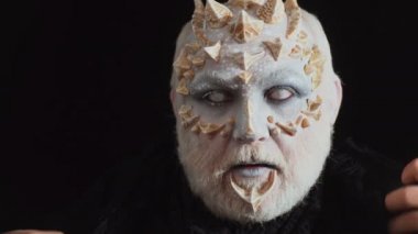 Eski Sihirbazı. Fantezi ve peri masalı. Bir sihirbaz. Su Sihirbazı. Uzaylı. Dünya dışı. Doğaüstü canavar. Beyaz Büyücü. Gizemli beyaz keşiş.