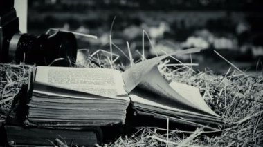 Açık kitap saygısız sayfaları ile. Kitabın sayfalarında Rüzgar esiyor. Çiftlikte kitaplar Vintage.