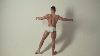 Sporcu, kaslar, sporcu adam, triceps. Atletik beyaz, altı paketi, göğüs kasları, triceps. Güzel erkek torso, AB Steroid, vitamin, protein doping, anabolik, spor. Vücut geliştirmeci, vücut geliştirme.