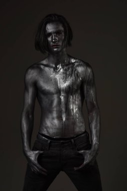 Çıplak gövde parıldayan gümüş boya ile kaplı olan adam