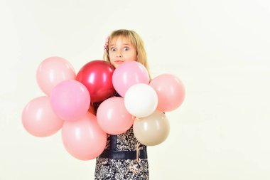 Güzellik ve moda, punchy pastel. Küçük kız saç modeli ile balon tutun. Doğum günü, mutluluk, çocukluk, bak. Balonlar, çocukla doğum günü. Küçük kız çocuk Parti balonları, kutlama.