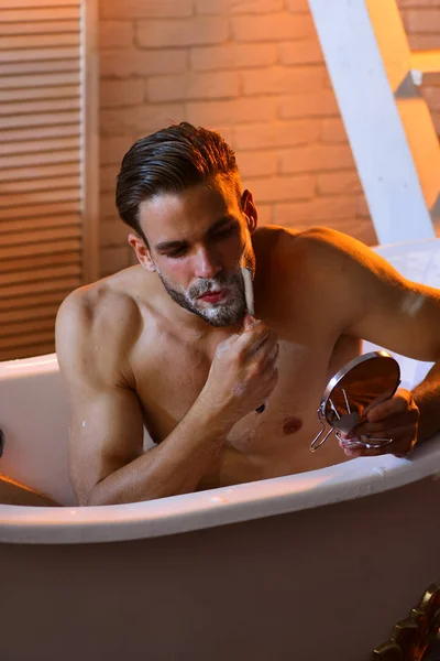 Sakallı adam tıraş banyo banyoda traş makinesi ile — Stok fotoğraf