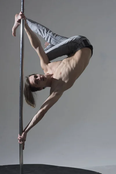 Atleta, desportista que executa movimentos de dança do pólo, exercitar-se, mostrar truque . — Fotografia de Stock