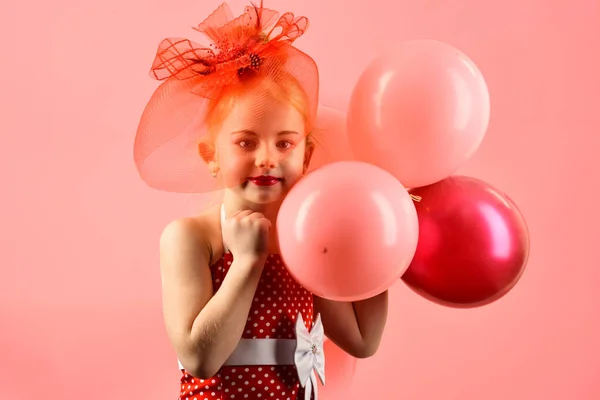 誕生日、幸せ、子供の頃、見て。風船と子供の誕生日。美容とファッション、パンチの効いたパステル。お祝いパーティ バルーンと小さな女の子の子。髪型と少女風船を保持します。. — ストック写真