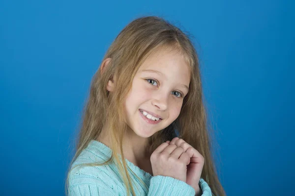 Hermosa niña con cara feliz, infancia —  Fotos de Stock