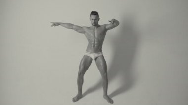 Sporcu, kaslar, sporcu adam, triceps. Atletik beyaz, altı paketi, göğüs kasları, triceps. Güzel erkek torso, AB Steroid, vitamin, protein doping, anabolik, spor. Vücut geliştirmeci, vücut geliştirme.