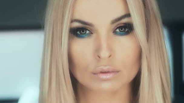 Makeupartist Sminka Till Attraktiv Ung Kvinna Makeup För Ung Flicka — Stockvideo