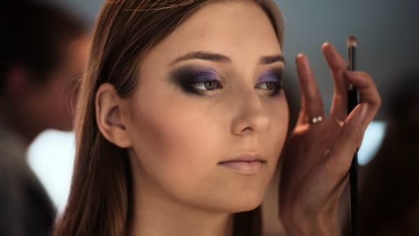 Maquillaje Artista Aplicar Maquillaje Una Atractiva Mujer Joven Maquillaje Para — Vídeos de Stock