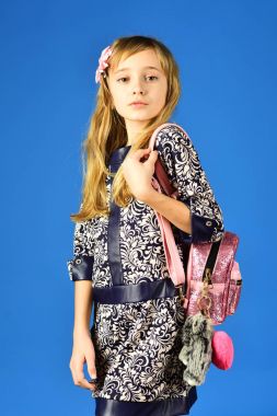 Güzellik, çocuk moda, kozmetik, sağlıklı saçlar. Kuaför, Cilt Bakımı, rahat tarzı, denim. Manken, güzellik, bak. Uzun saçlı küçük kız. Şık güzel yüz gri arka plan üzerinde kızla.