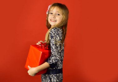 Çocukluk ve mutluluk, hediye kutusu. çocukluk, mutlu doğum günü kızı, kopya alanı