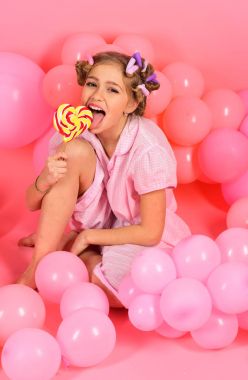 Parti balonları, çocukta curlers, pijama moda.