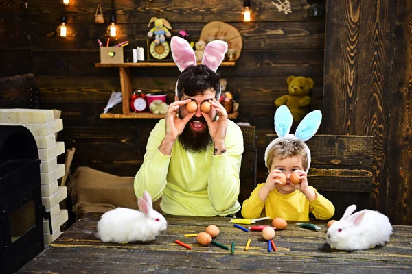 Батько і дитина малюють великодні яйця . — стокове фото