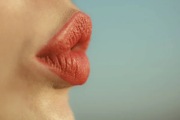 女性または女の子、セクシーな唇のキス。美容とファッション、バレンタインデー。官能的な女の子、愛の口紅の接吻。メイクや化粧品、セクシーな女性の赤い唇。赤い口紅、スキンケア唇。コピー スペース — ストック写真