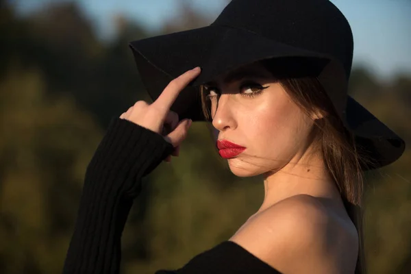 Sexy mujer joven hermosa de moda en vestido negro. Bella dama con labios rojos —  Fotos de Stock