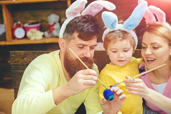 Paskalya yumurtası, bunny, sahte tavşan kulakları - Paskalya günü kavramı. — Stok fotoğraf