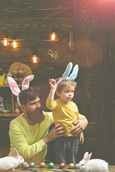 Baba ve yumurta Boyama Çocuk. — Stok fotoğraf
