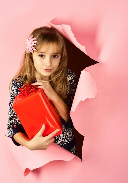 Boxing day, holiday celebration and party. Small girl with shopping package, black friday. Child girl with present pack, cyber monday. Birthday and christmas. Childhood and happiness, gift box. — Stock Photo, Image
