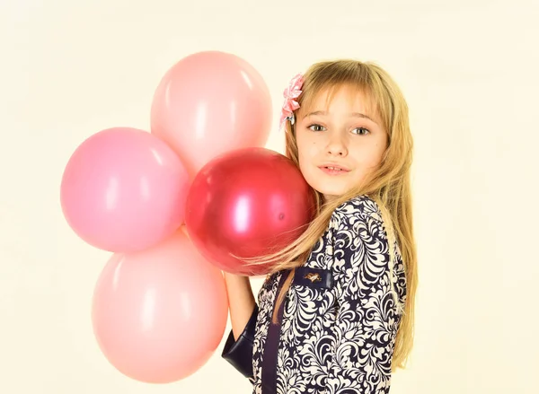 Small girl child with party balloons, celebration. Beauty and fashion, punchy pastels. Little girl with hairstyle hold balloons. Kid with balloons, birthday. Birthday, happiness, childhood, look. — Stock Photo, Image