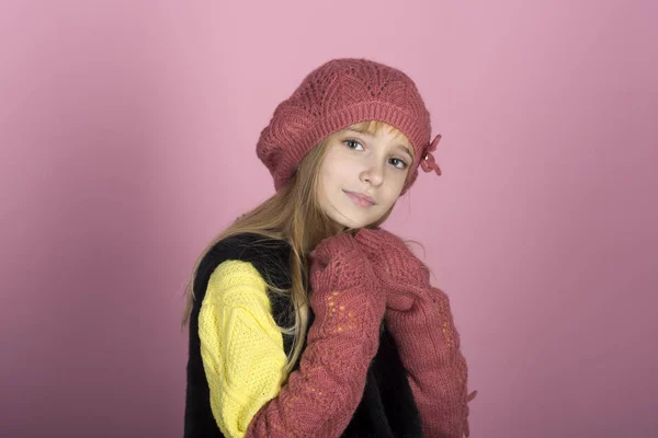 时尚小女孩戴着帽子和衣服站在演播室 — 图库照片
