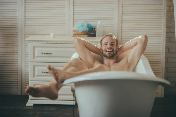 Ember, miután örömteli reggel a fürdőkádban — Stock Fotó