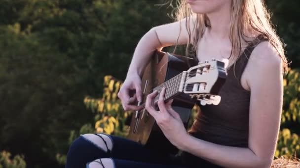 Musikkonzepte Kaukasische Mädchen Die Gitarre Spielen Kaukasische Frauen Entspannen Sich — Stockvideo