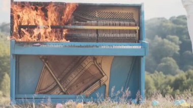 Piyano yanıyor. Sıcak müzik. Burninng piyano. Yanan müzik. Piyano imha.