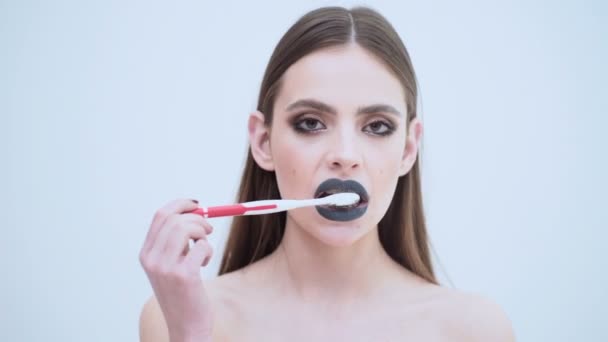 Молода Красива Дівчина Зубною Щіткою Чистити Зуби Крупним Планом Жінка — стокове відео