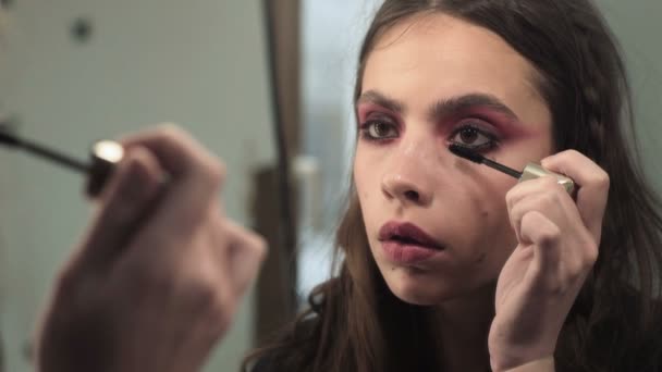 Mujer Que Aplica Rímel Las Pestañas Con Cepillo Maquillaje Joven — Vídeo de stock