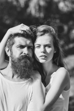 Yeşil çimenlerin üzerinde seksi genç Çift