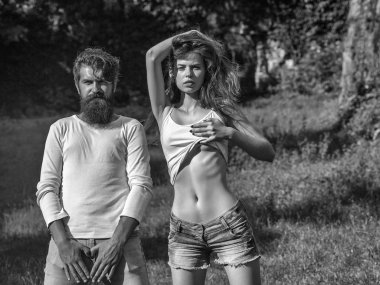 Yeşil çimenlerin üzerinde seksi genç Çift