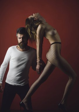 Katı yüz tutan kadınla adamım, gitmesine izin verme.