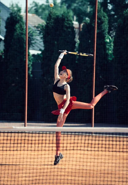 Atlet žena hrát tenis na kurtu, sport — Stock fotografie