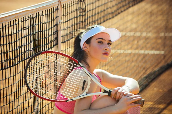 Tenisowe gracz kobieta odpoczynku, siedząc na odkrytym korcie — Zdjęcie stockowe