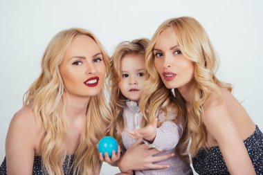 Çocuk küçük çocuk ve ikiz kadınlar, akraba.