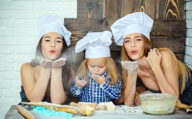 Kardeşi ve kız un üfleme