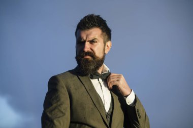 Adam sakal ve bıyıkla dramatik gökyüzü arka plan üzerinde.