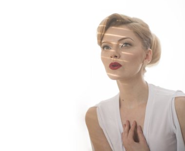 Işık ve gölge yüzünde şeritler ile kız.