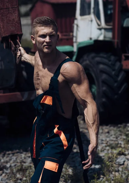 Concepto de hombre fuerte. Constructor muscular en el día soleado . — Foto de Stock