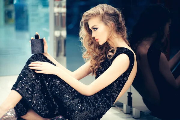 Elegante sensuele jongedame, houden van parfum — Stockfoto
