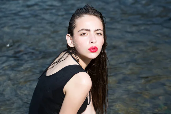 Mujer nadar en la playa, la naturaleza, chica mojada con el pelo largo . —  Fotos de Stock