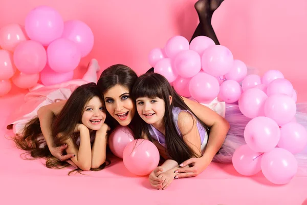Mãe e criança com balões rosa vintage — Fotografia de Stock