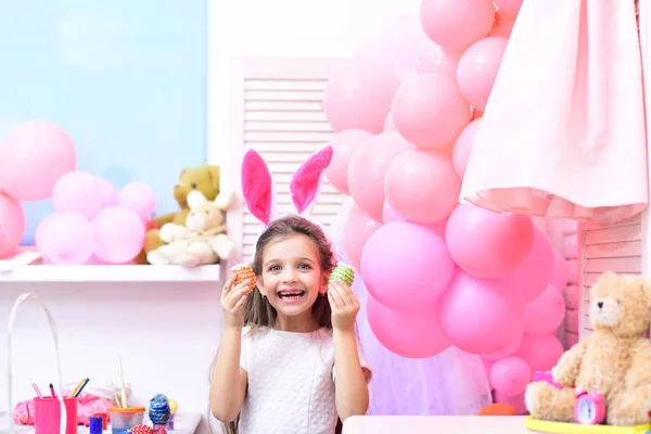 Daughter paint handmade egg at party balloons. — Stock Photo, Image