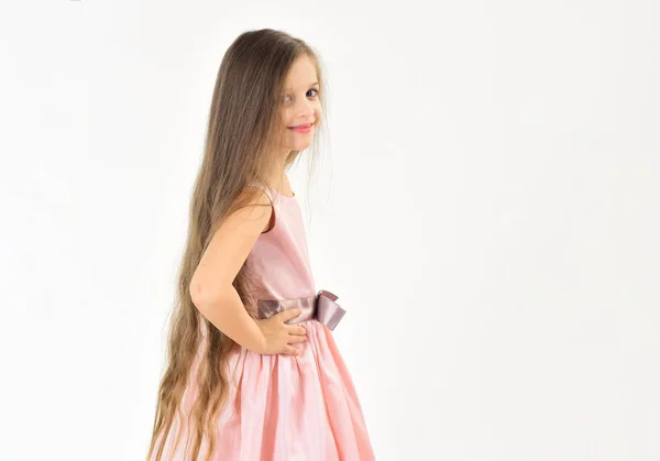 Aranyos mosolygós kislány portré hercegnő ruhában — Stock Fotó