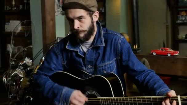 Musiker Spielt Mundharmonika Junge Männer Mit Mundharmonikamusik Nahaufnahme Porträt Eines — Stockvideo