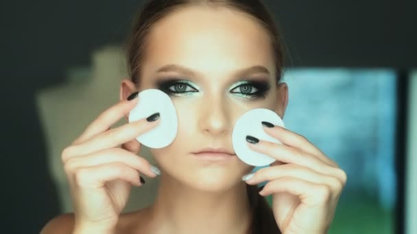 Makeupartist Sminka Till Attraktiv Ung Kvinna Makeup För Ung Flicka — Stockvideo