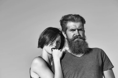 Mavi gökyüzünde genç bir çift