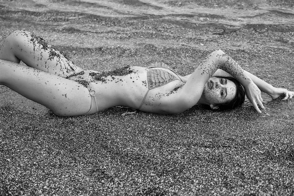 Όμορφο Κορίτσι Γυναίκα Όμορφη Σέξι Μελαχρινή Βρώμικος Φυσική Άμμο Βρίσκεται — Φωτογραφία Αρχείου