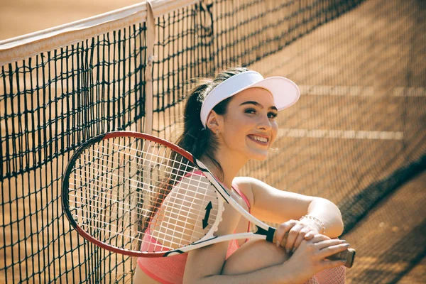 법원에서 행복 하 게 웃는 여자 테니스 선수 — 스톡 사진