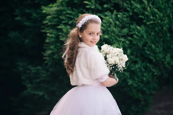 Niña en vestido blanco con ramo de flores de rosa . — Foto de Stock