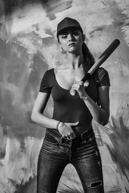 Yeşil sopası ile kırmızı şapkalı güzel kız